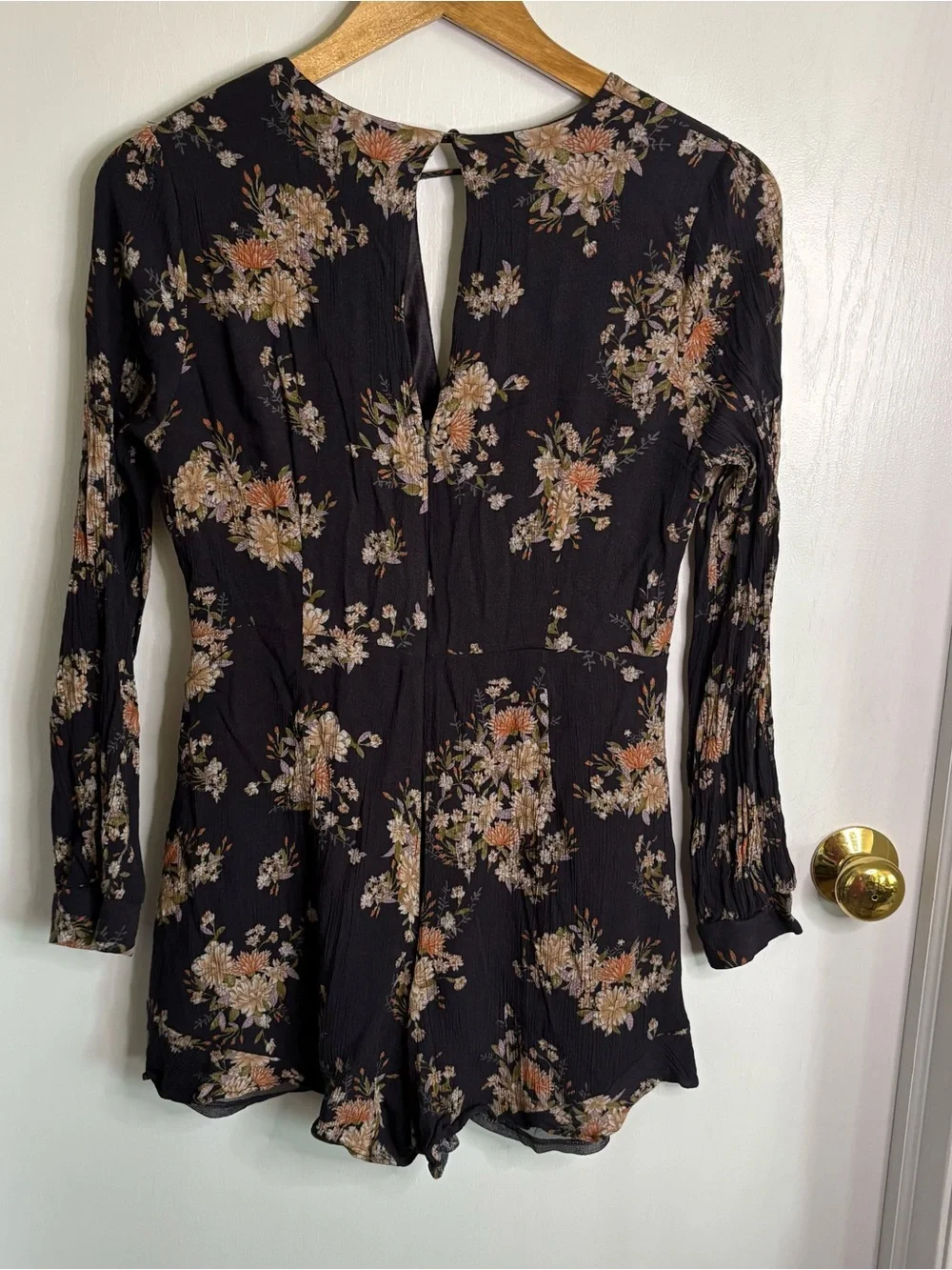 ASTR The Label Sz M Crinkle Floral Romper Keyhole Front and Back Dark Romantic